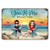 人形のカップルの座っているビーチの風景の個人化された横の金属の印