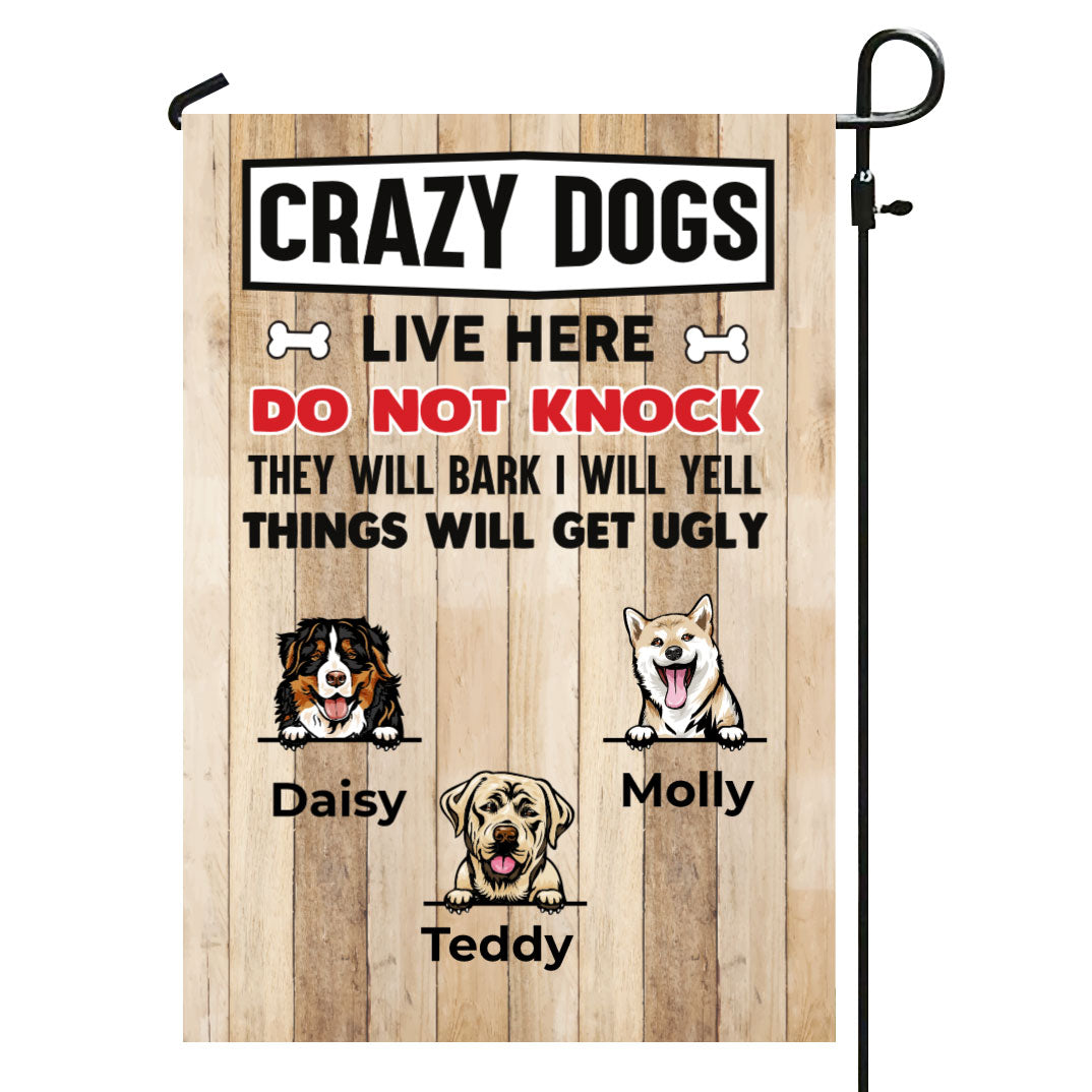 Crazy Dogs Live Here Peeking Dog パーソナライズされた犬の装飾的な庭の旗