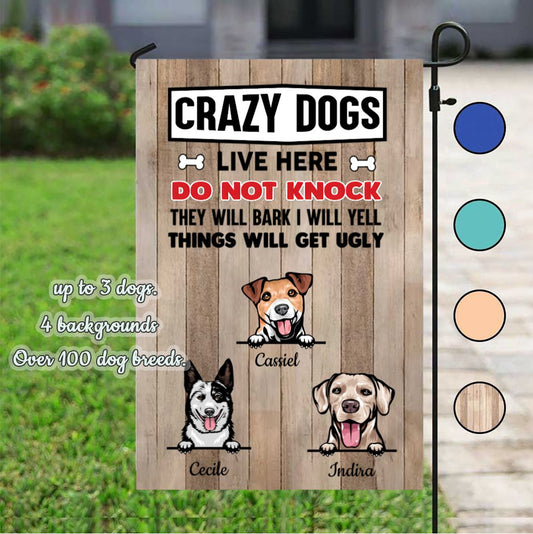 Crazy Dogs Live Here Peeking Dog パーソナライズされた犬の装飾的な庭の旗