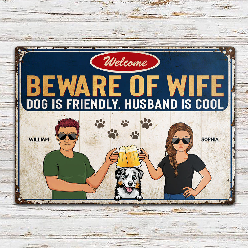 Beware Of Wife Dog Is Friendly Husband Is Cool Couple Husband Wife - 犬愛好家へのギフト - パーソナライズされたカスタムクラシックメタルサイン