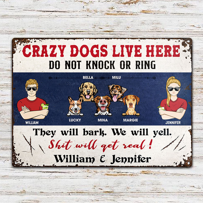 Crazy Dogs Live Here カップル 夫 妻 - カップルや犬愛好家へのギフト - パーソナライズされたカスタムクラシックメタルサイン