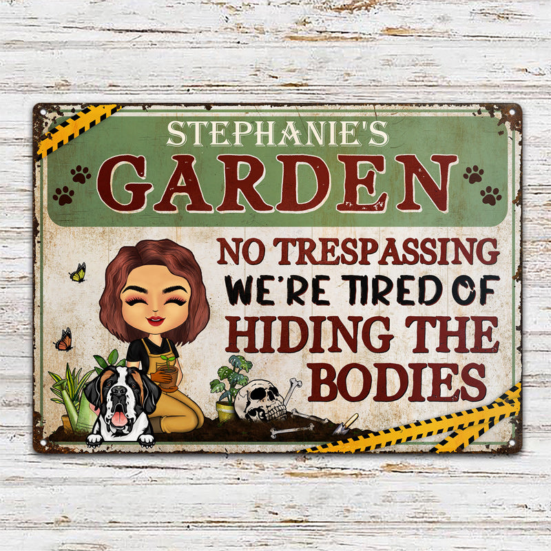 No Trespassing We're Tired Of Hiding The Bodies Gardening - 犬愛好家へのギフト - パーソナライズされたカスタムクラシックメタルサイン