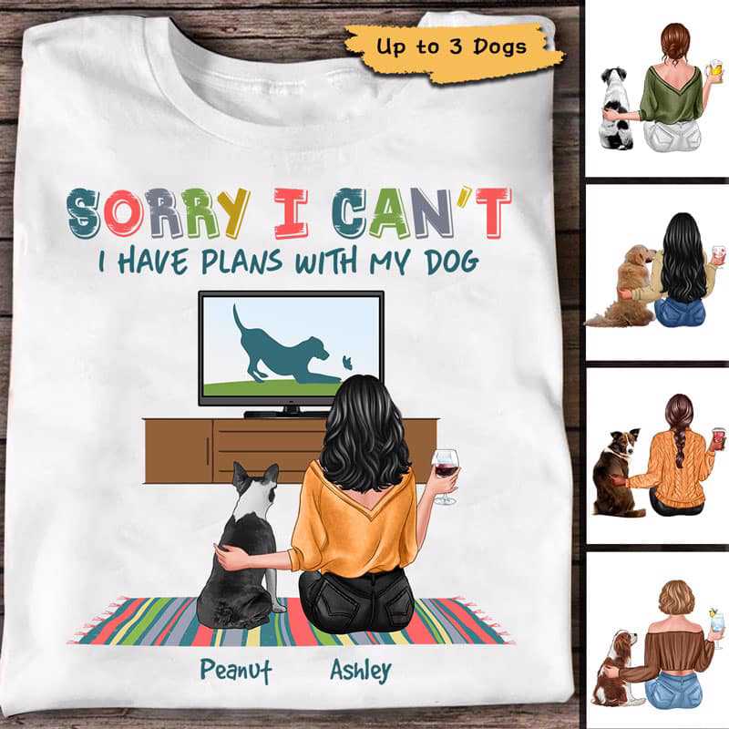 女性と犬はテレビを見て計画を持っています パーソナライズされたシャツ