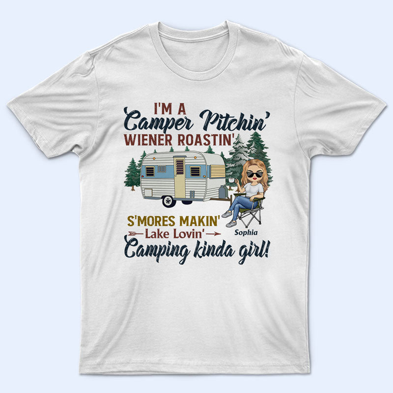 Camper Pitching Wiener Roasting Smore Making Lake Loving Camping Kind Of Girl - パーソナライズされたカスタム T シャツ