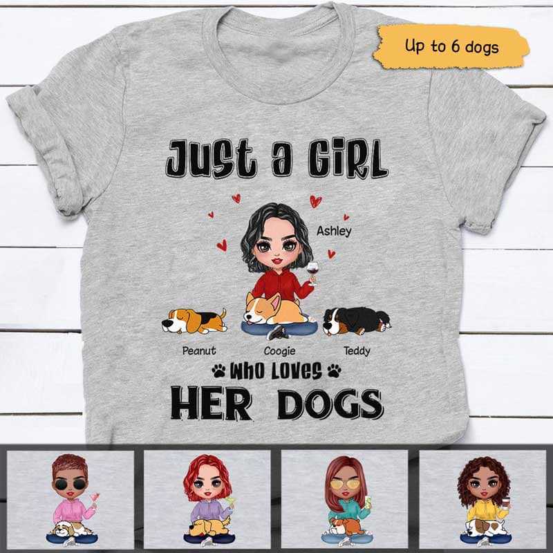 Just A Girl Loving Dogs 座っている人形の女の子のパーソナライズされたシャツ