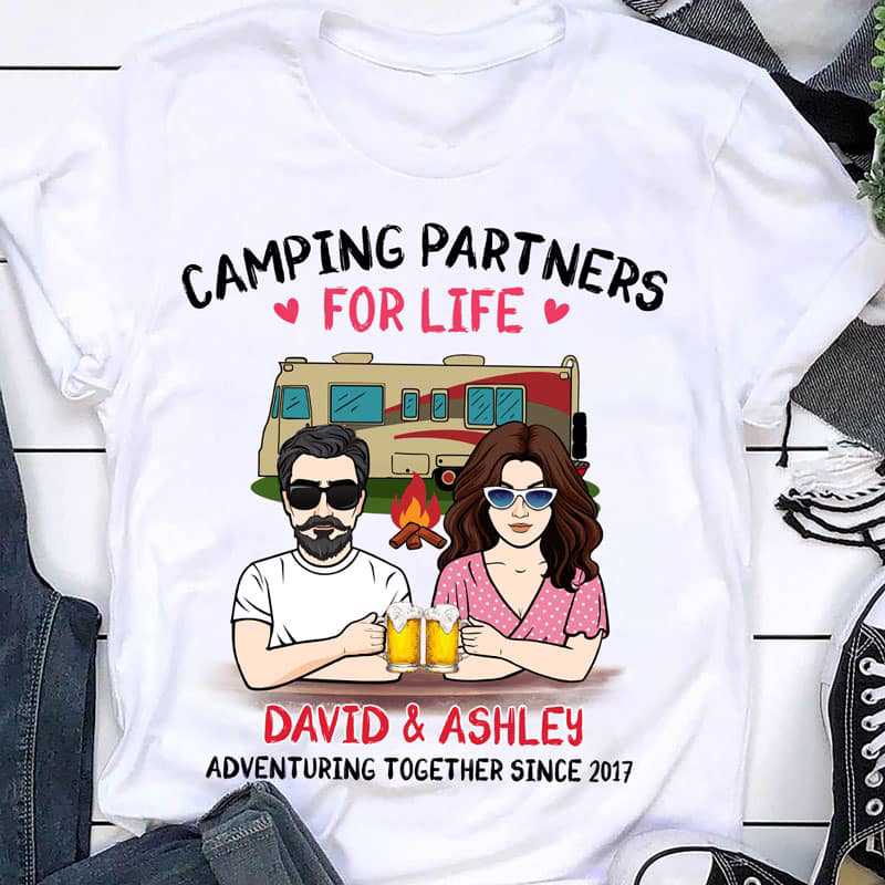 パーソナライズされたシャツ以来、一緒に冒険するキャンプのカップル
