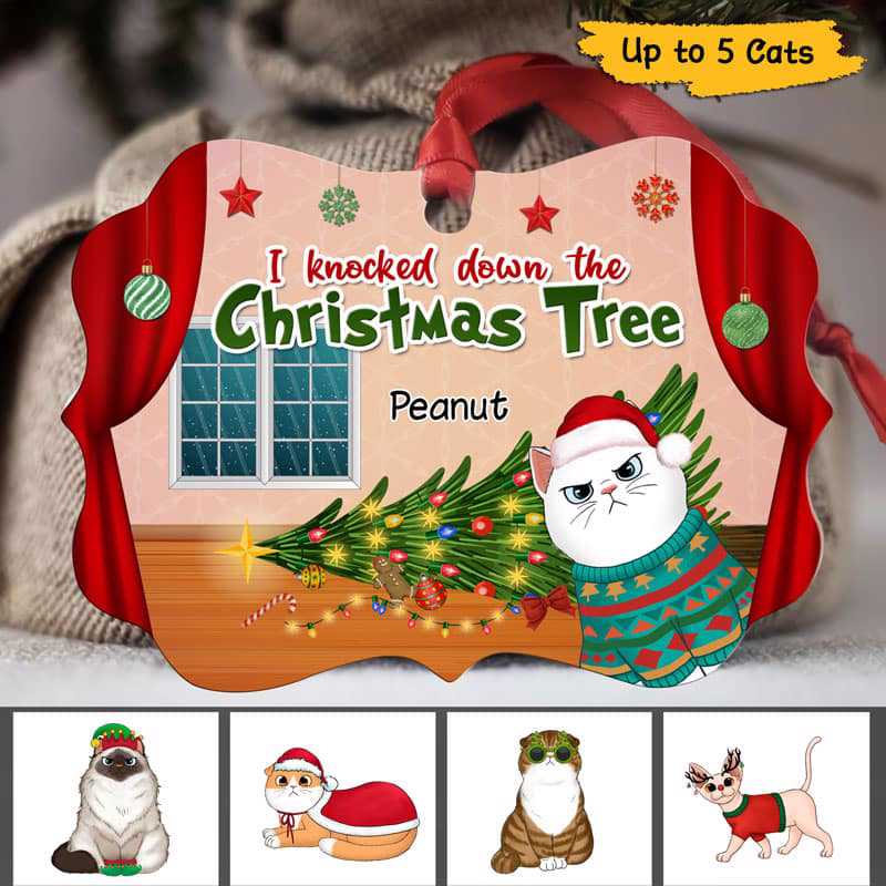 ふわふわ猫がクリスマスツリーをノックダウン パーソナライズされたクリスマスオーナメント