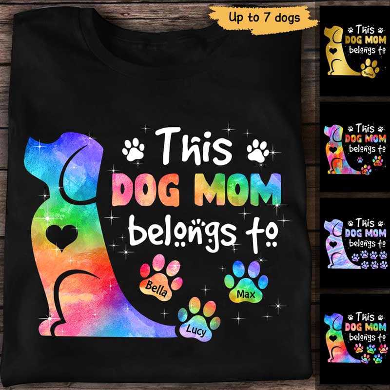 この犬のお母さんは、カラフルなパターンのパーソナライズされたシャツに属しています