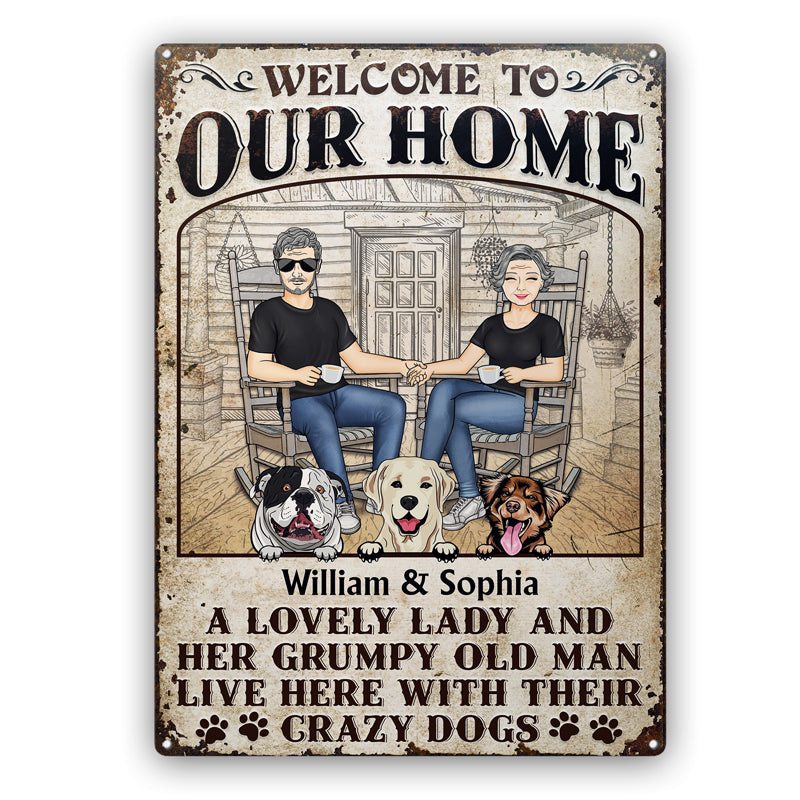 犬のカップル A Lovely Lady And A Grumpy Old Man Live Here - 犬愛好家へのギフト - パーソナライズされたカスタムクラシックメタルサイン
