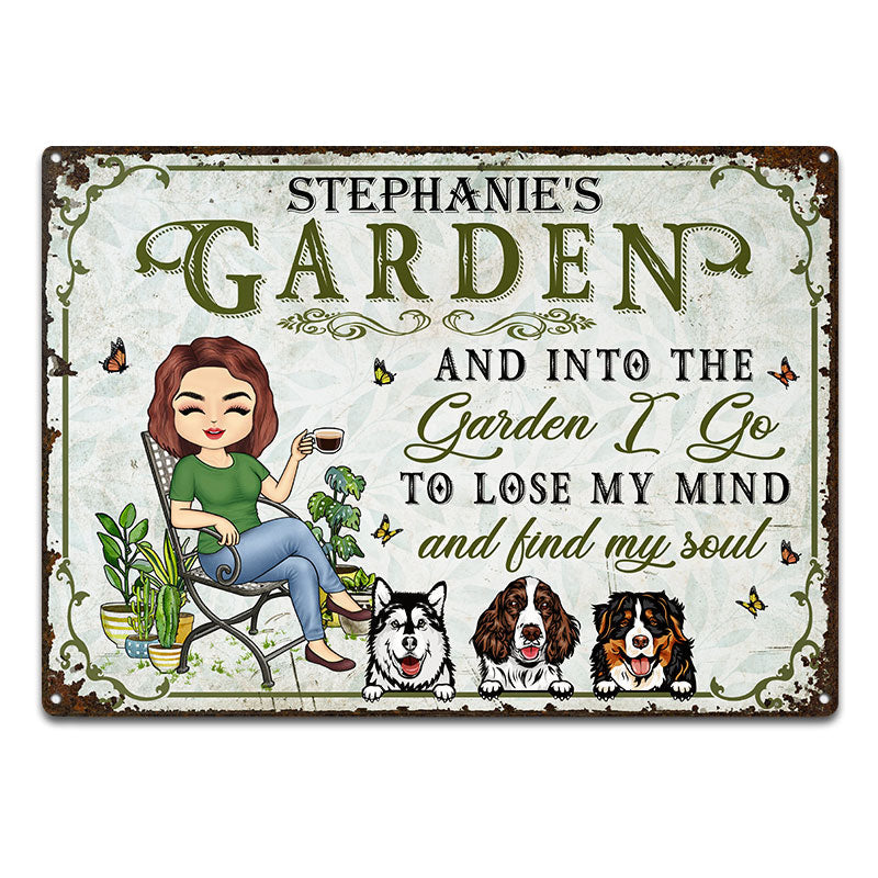 And Into The Garden I Go Gardening Dog Lovers - ガーデンサイン - パーソナライズされたカスタムクラシックメタルサイン
