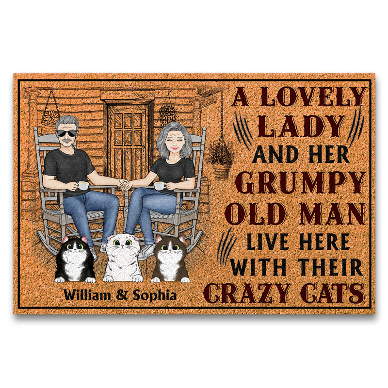猫のカップル 素敵な女性と不機嫌そうな老人がここに住んでいます - 猫愛好家へのギフト - パーソナライズされたカスタムドアマット