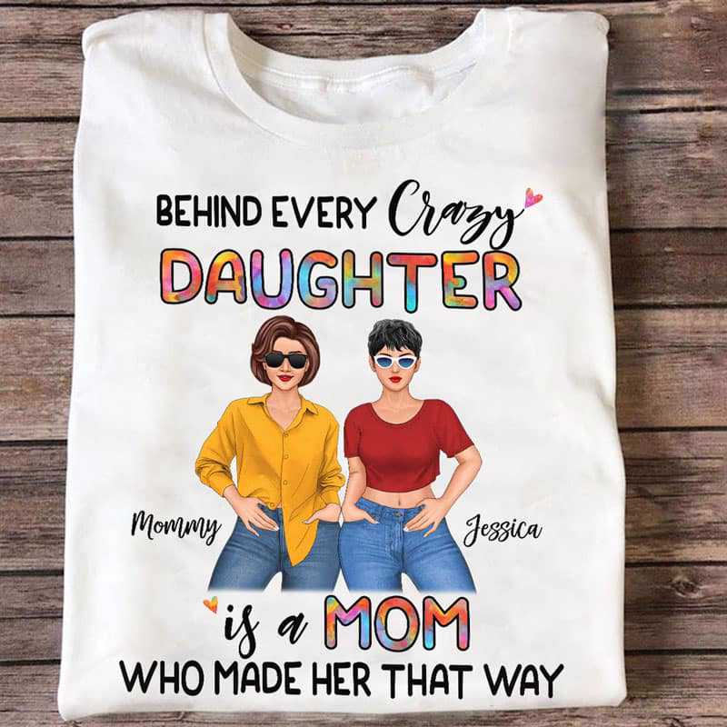 すべての狂った娘の後ろにはママがポーズをとっている女性のパーソナライズされたシャツ