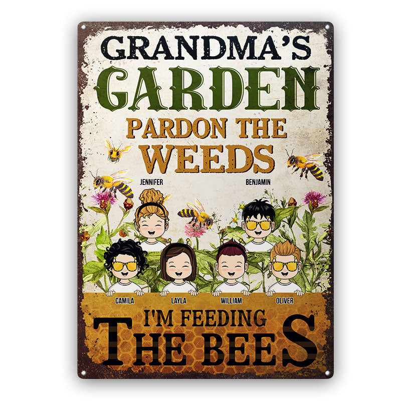 ミツバチに餌をやるおばあちゃんの庭 - おばあちゃん、お母さん、おばさんへのギフト - パーソナライズされたカスタムクラシックメタルサイン