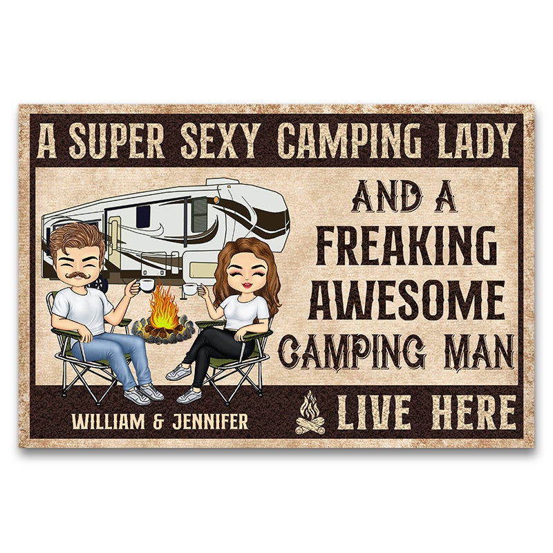 A Super Sexy Camping Lady and A Freaking Awesome Camping Man Live Here Husband Wife - カップルギフト - パーソナライズされたカスタムドアマット