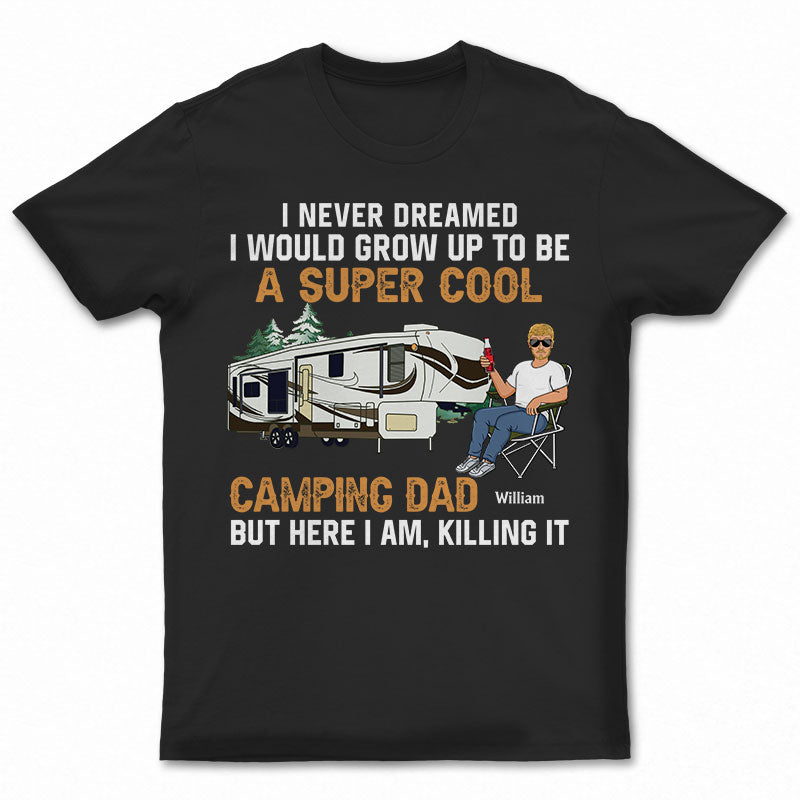 夢にも思わなかった I'd Grow Up To Be A Super Cool Camping Dad - 父へのギフト - パーソナライズされたカスタム T シャツ