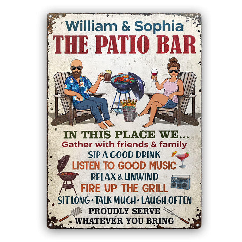 The Patio Bar We Gather With Friends And Family Grilling Couple - Backyard Sign - パーソナライズされたカスタムクラシックメタルサイン