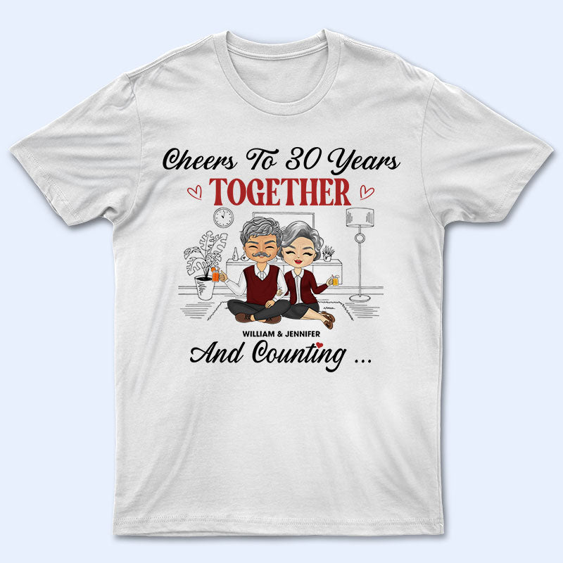 Chibi Couple Cheers to 30 years together and Count Husband Wife - カップルギフト - パーソナライズされたカスタムTシャツ