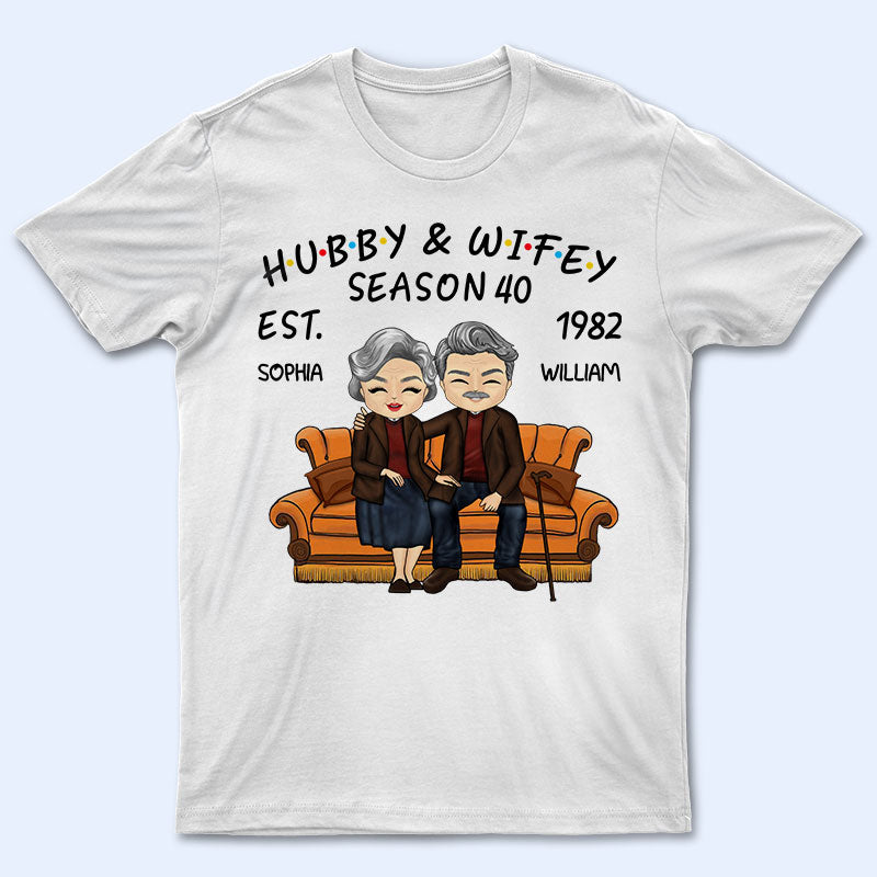 Hubby And Wifey Season Married Old Couple - 両親へのギフト - パーソナライズされたカスタムTシャツ