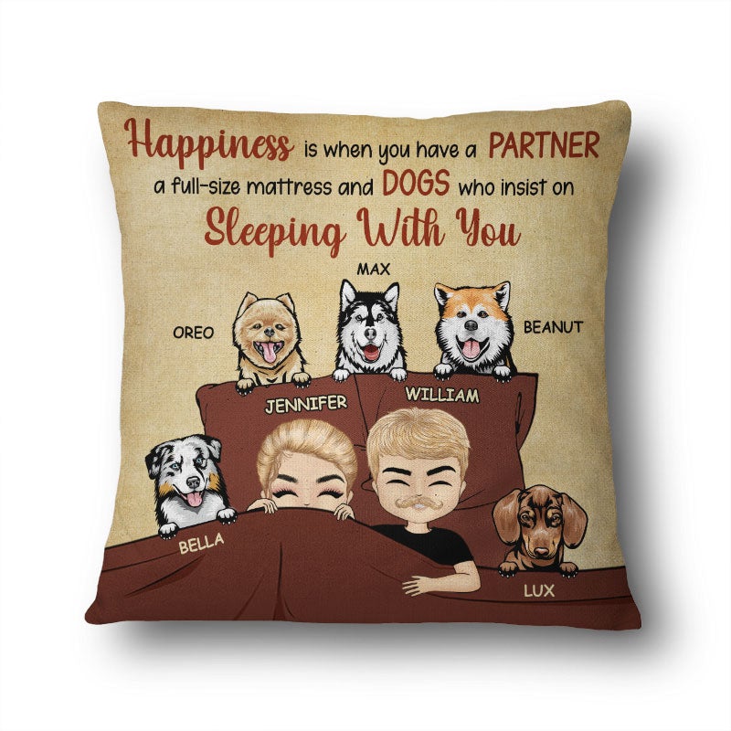 カップル パートナーと犬はあなたと一緒に寝ることを主張します - 犬愛好家へのギフト - パーソナライズされたカスタム枕