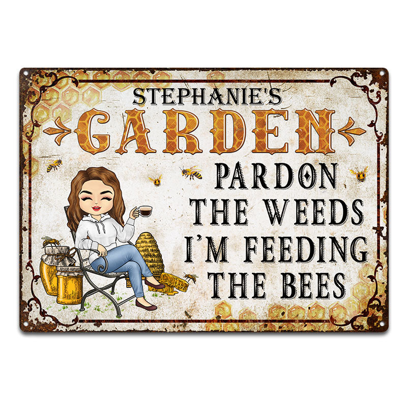 Pardon The Weeds I'm Feeding The Bees Gardening - ガーデンサイン - パーソナライズされたカスタムクラシックメタルサイン