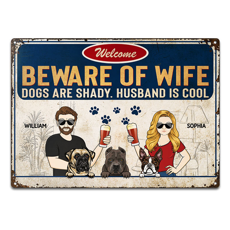 Beware Of Wife Dogs Are Shady Husband Is Cool Couple Husband Wife - 犬愛好家へのギフト - パーソナライズされたカスタムクラシックメタルサイン