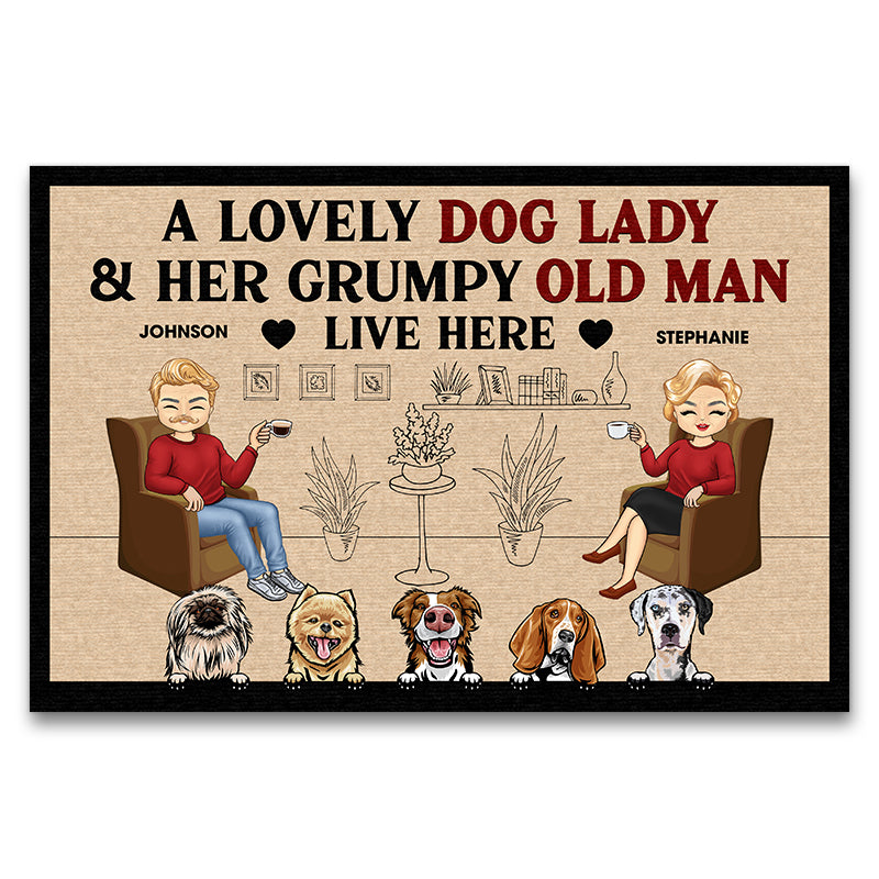 家族 カップル 素敵な犬の女性と彼女の不機嫌な老人 - カップルへのギフト - パーソナライズされたカスタムドアマット