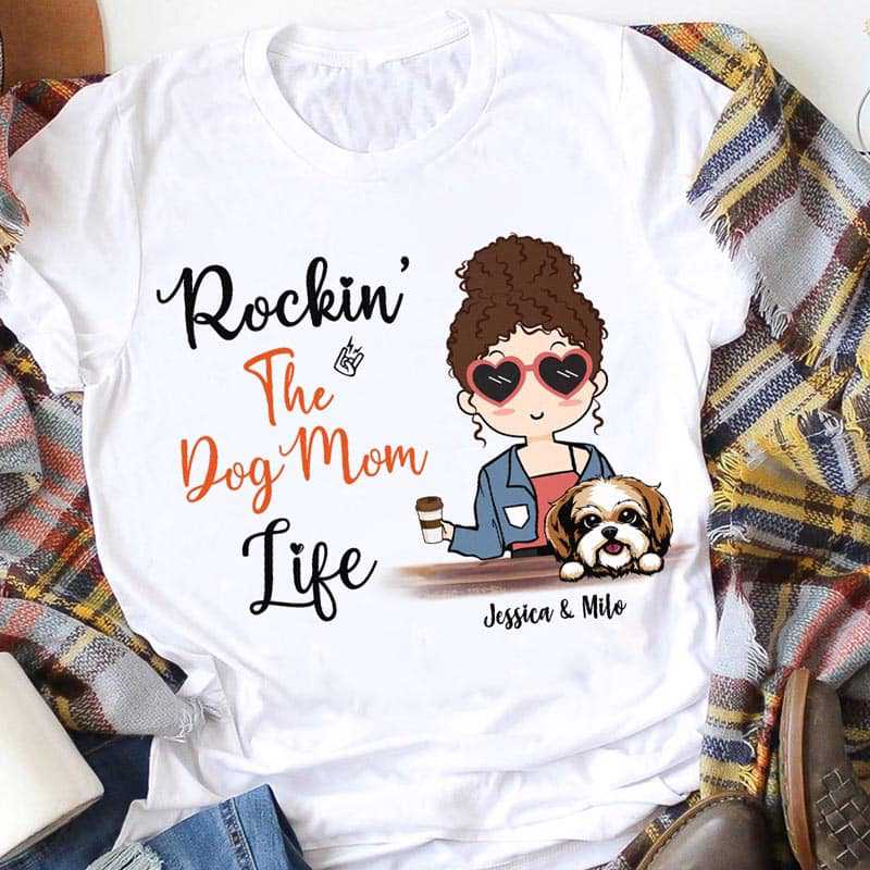 Chibi Girl Rockin' Dog Mom Life パーソナライズシャツ