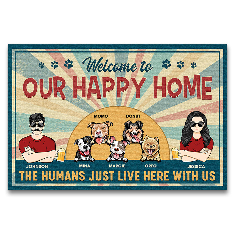 Happy Home The Humans Just Live Here カップル 夫 妻 - 犬愛好家へのギフト - パーソナライズされたカスタムドアマット