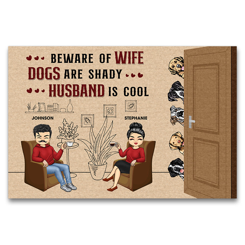 家族のカップルは妻の犬が日陰になることに注意してください - 犬愛好家へのギフト - パーソナライズされたカスタムドアマット