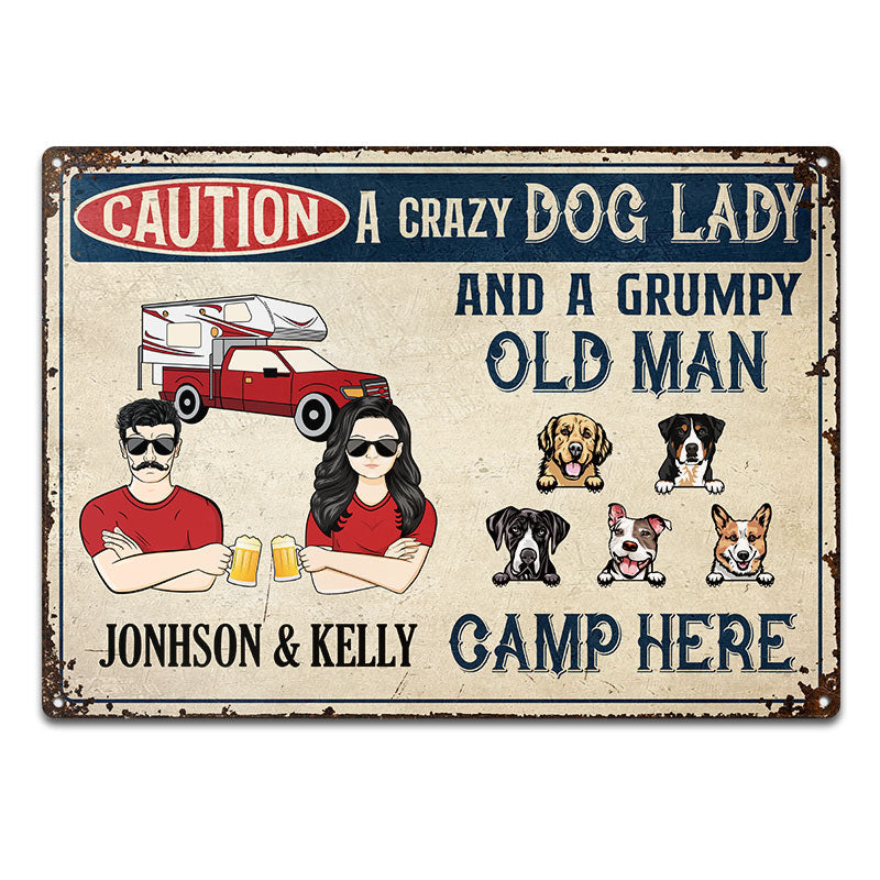 A Crazy Dog Lady And A Grumpy Old Man Camp Here - 犬愛好家へのギフト - パーソナライズされたカスタムクラシックメタルサイン