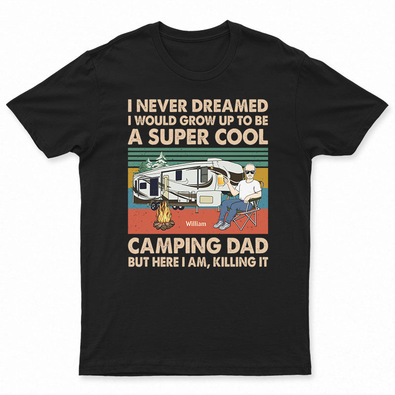 Never Dreamed I'd Grow Up To Be A Super Cool Camping Dad Retro - 父へのギフト - パーソナライズされたカスタム T シャツ