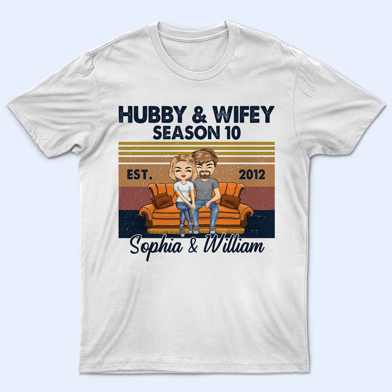 Hubby And Wifey Season Married Couple Retro - アニバーサリーギフト - パーソナライズされたカスタムTシャツ