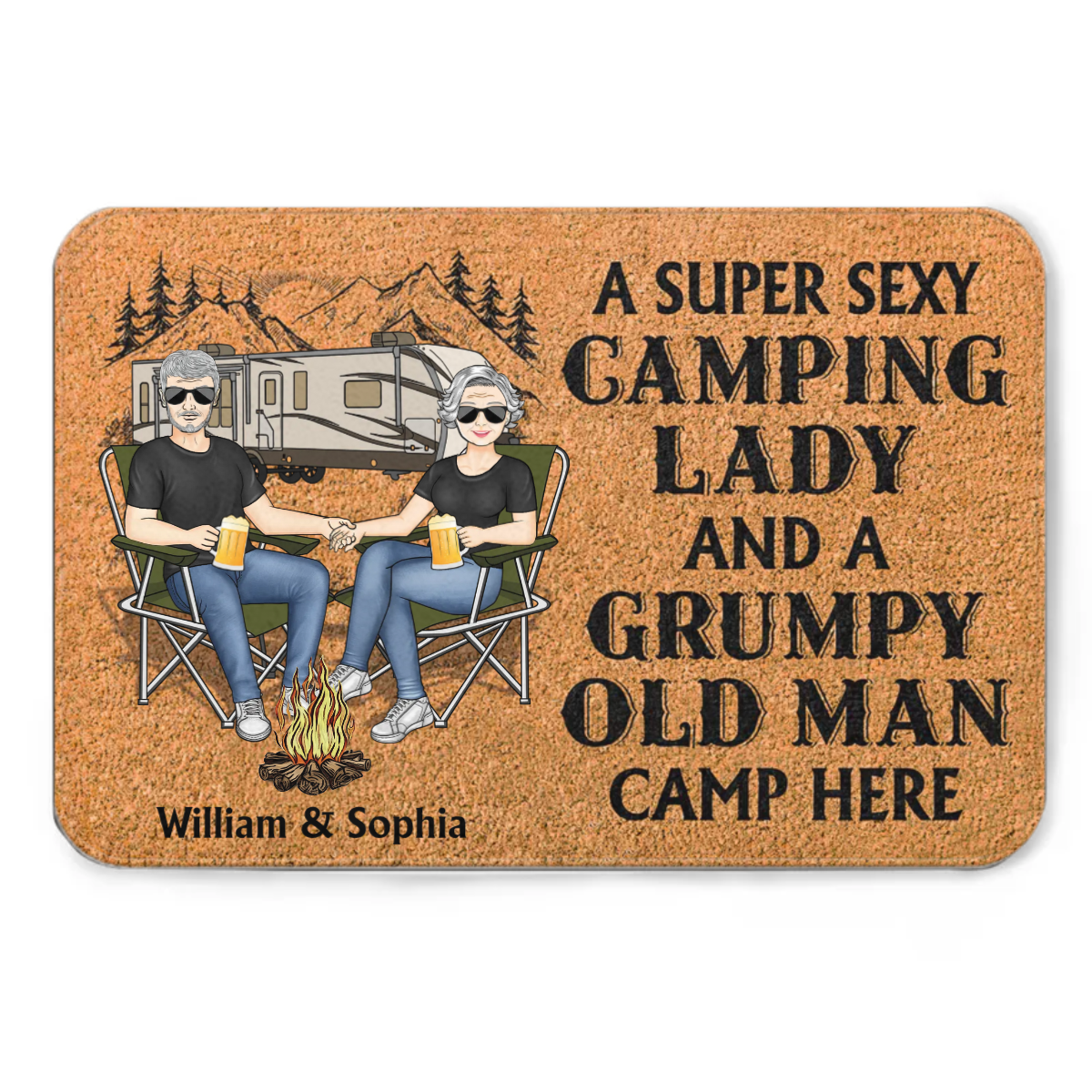 キャンプ カップル 超セクシーなキャンプ レディーと不機嫌そうな老人がここでキャンプ - カップル ギフト - パーソナライズされたカスタム ドアマット