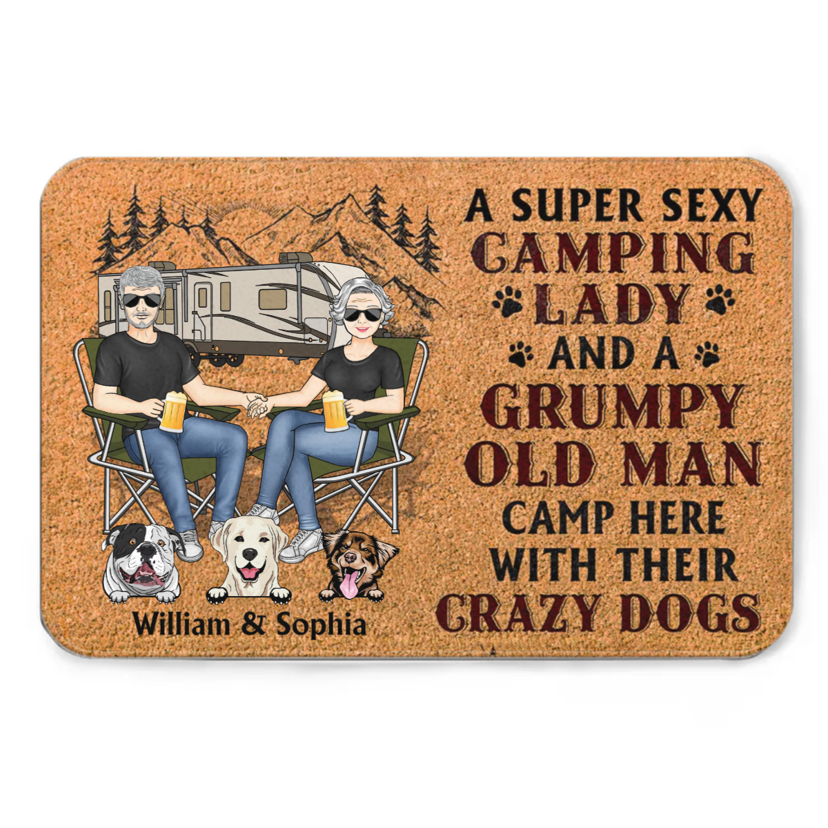 キャンプのカップル 超セクシーなキャンプの女性と不機嫌そうな老人が犬と一緒にここでキャンプ - 愛犬家へのギフト - パーソナライズされたカスタムドアマット