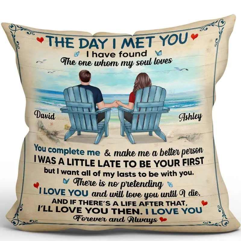 The Day I Met You カップルがビーチに座っている パーソナライズされた枕