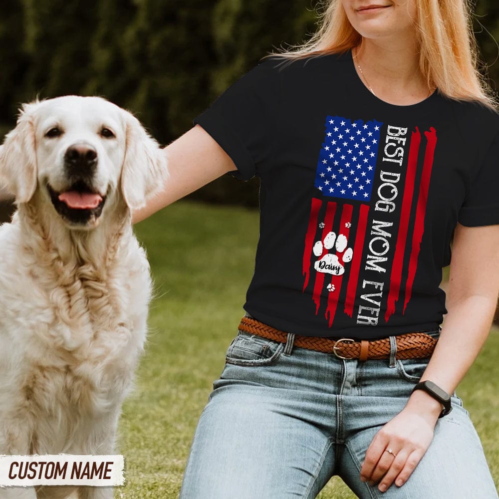 パーソナライズされたBest Dog Mom / Dog Dad Ever Paw FlagフロントドッグTシャツ