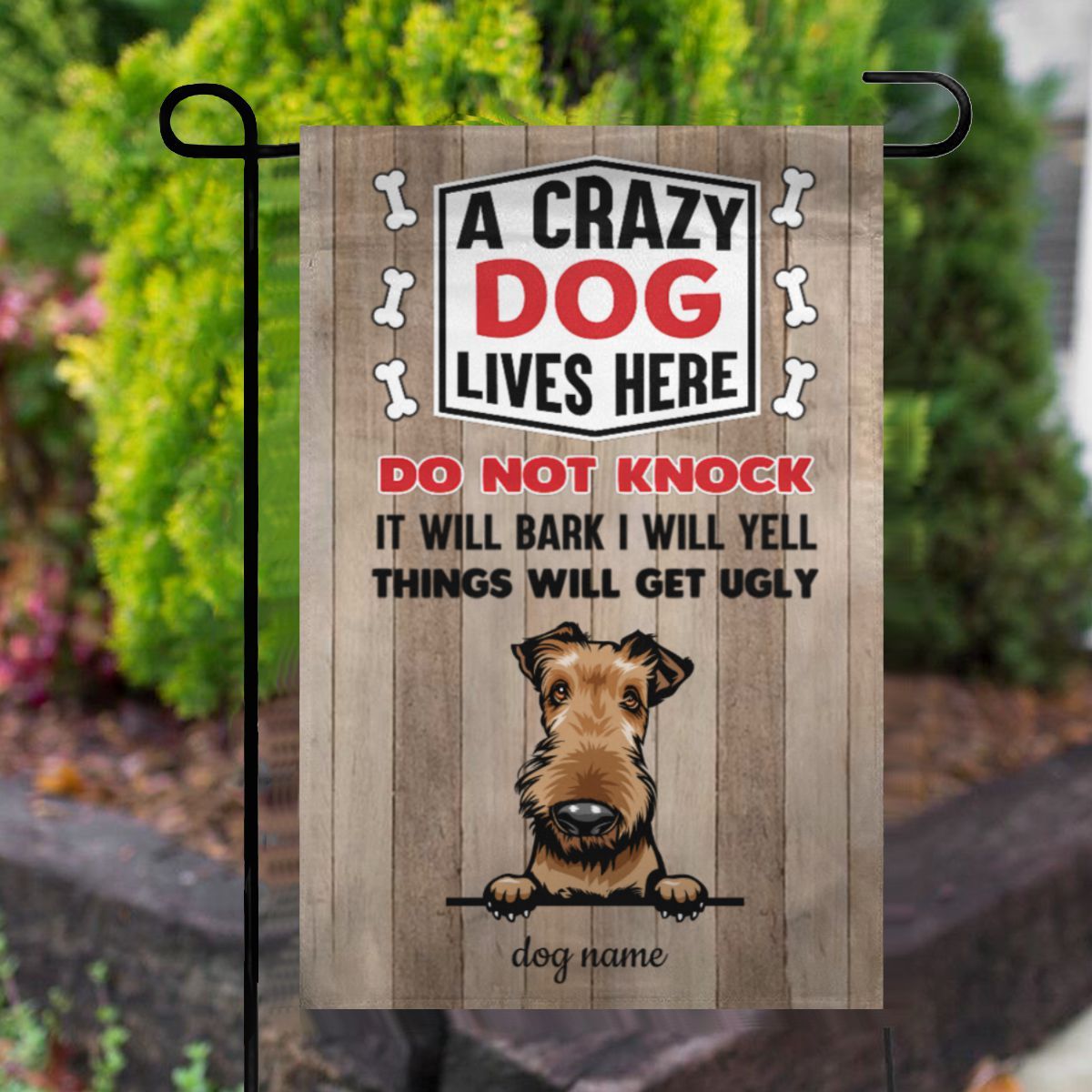 Crazy Dogs Live Here Peeking Dog パーソナライズされた犬の装飾的な庭の旗