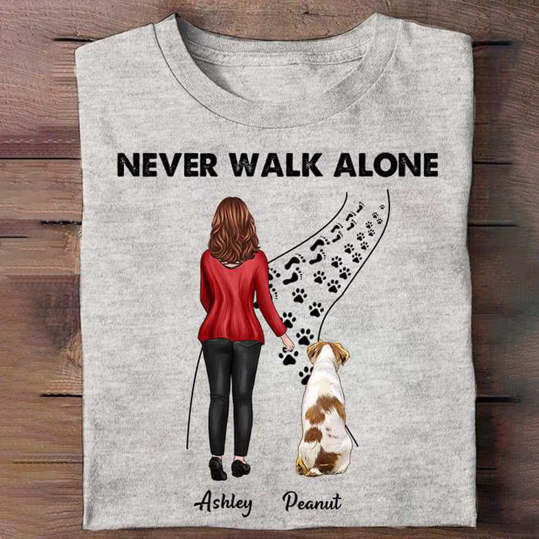 女性と犬の散歩 Never Walk Alone パーソナライズされたシャツ